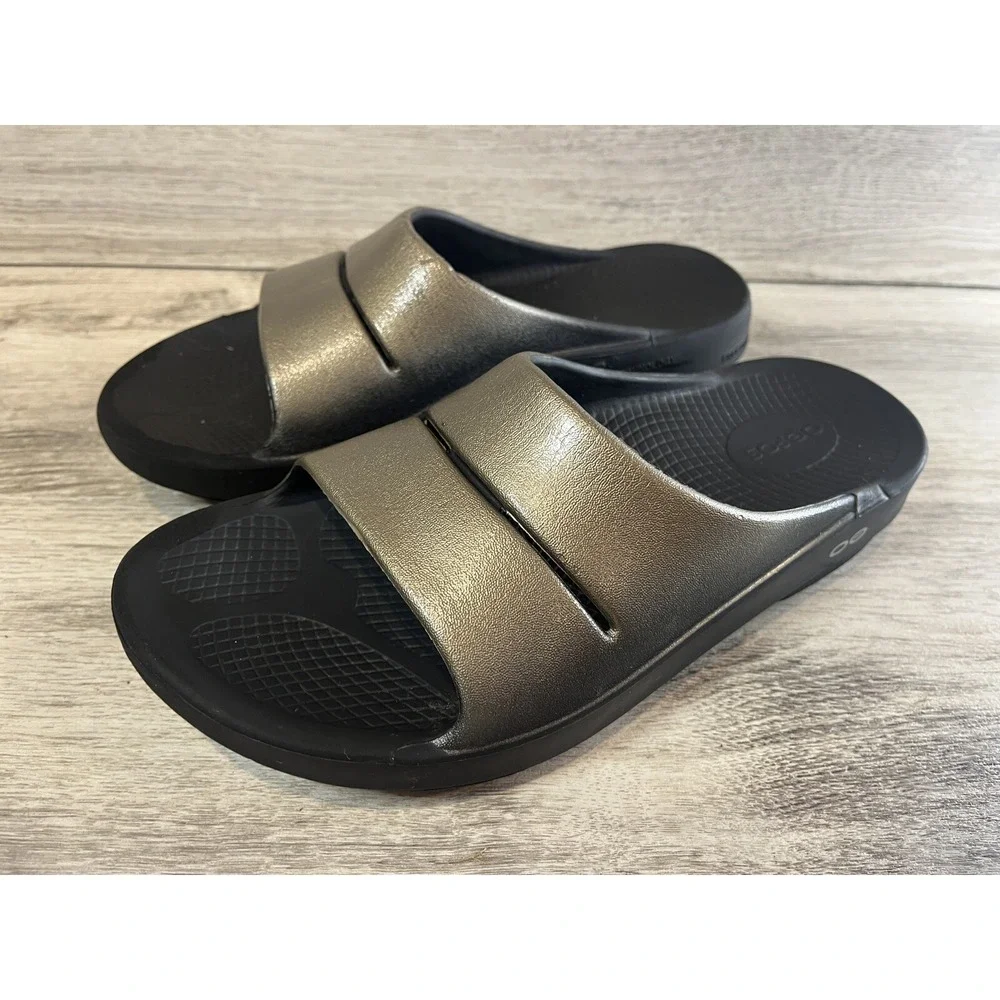 OOFOS Women’s Metallic Pewter Slide Sandals - Black Footbed